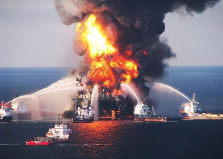 Explosion dans une plate-forme pétrolière (2010)