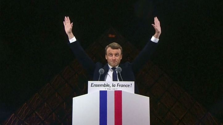 Emmanuel Macron - Pyramide - Louvre - Bras - FM