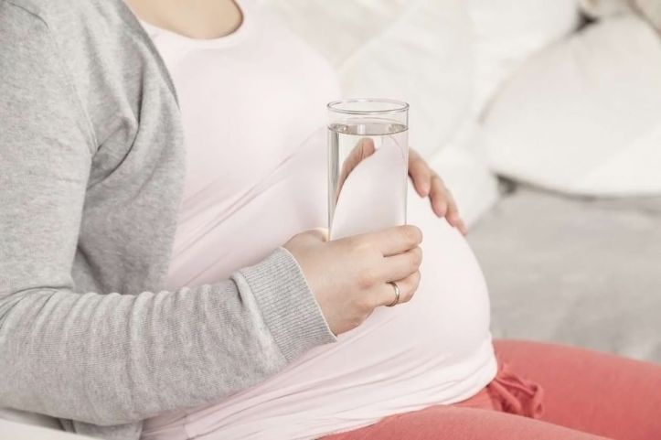 Femme enceinte - Verre d_eau