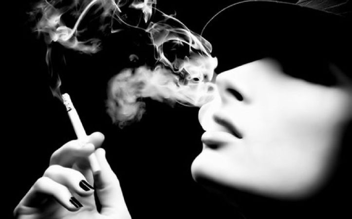 Femme - Cigarette