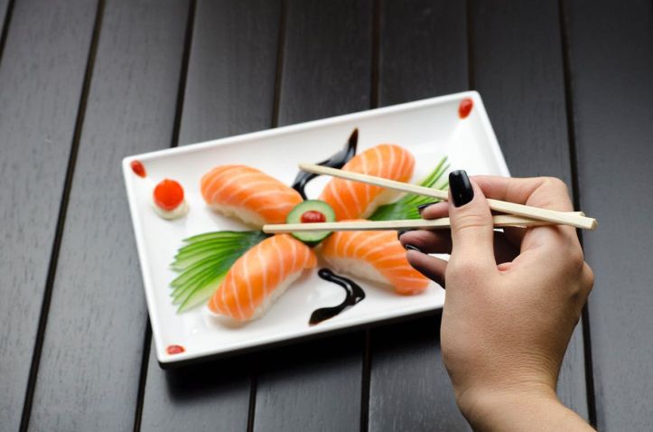 Sushi-japon-plat-cuisine-baguettes