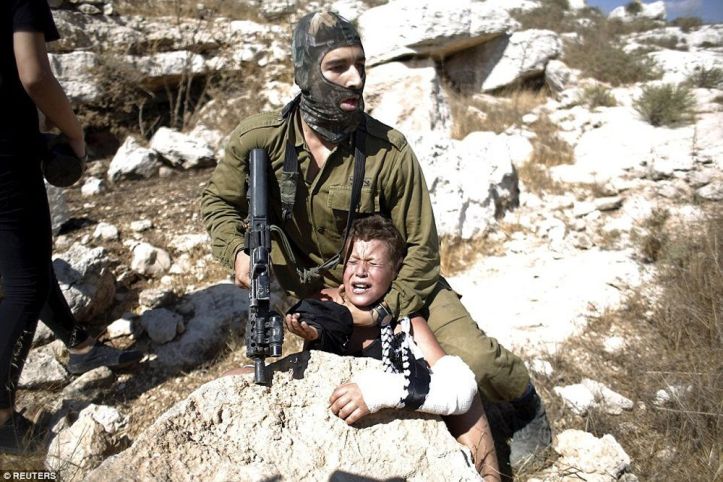 Soldat israélien – Enfant – Bras plâtre