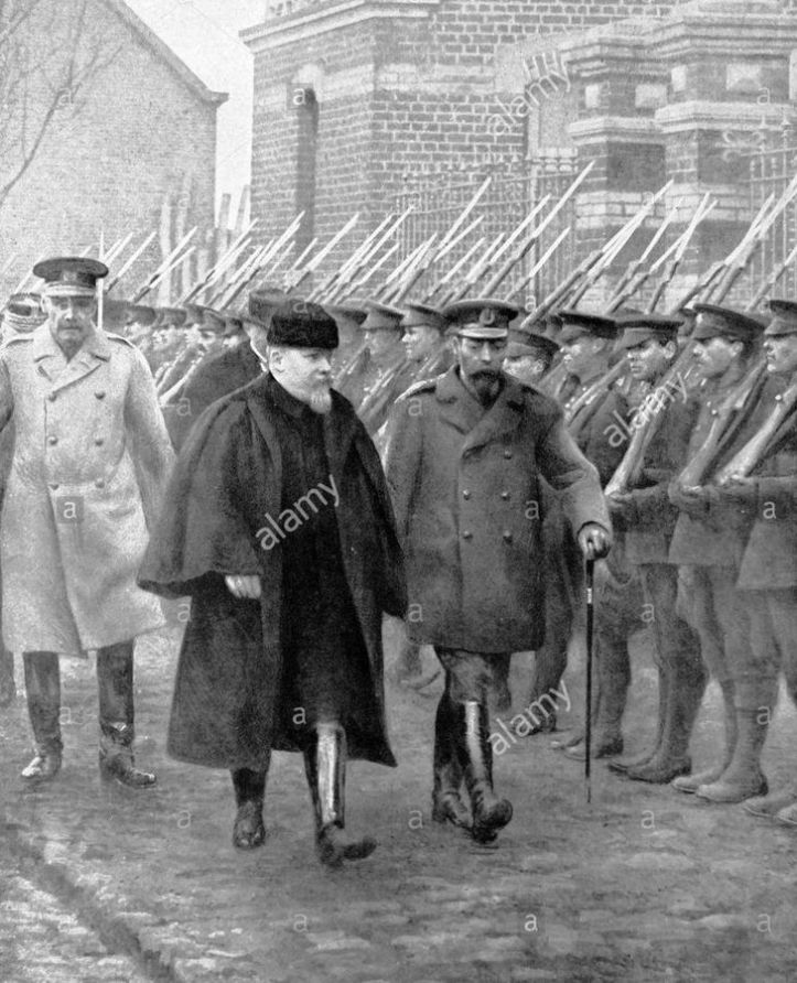 Raymond Poincaré se promenant avec le roi George V