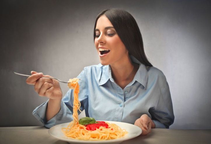 Femme - Alimentation - Spaghettis
