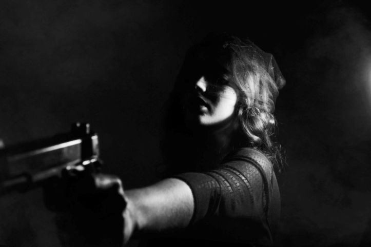 Femme - Arme à feu