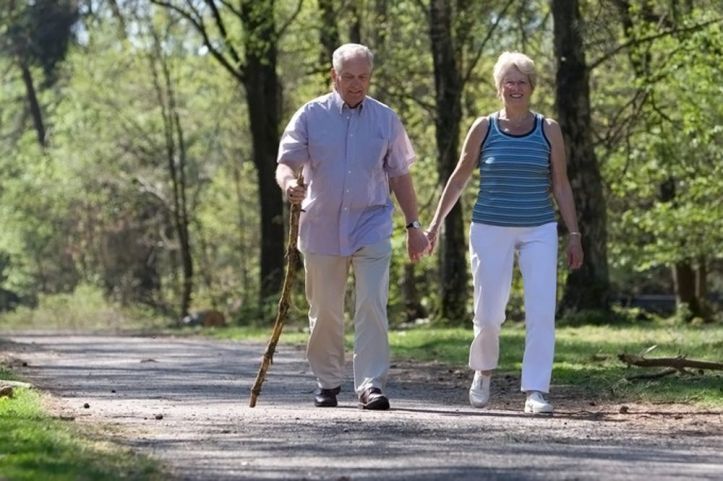 Couple âgé - Marche à pied