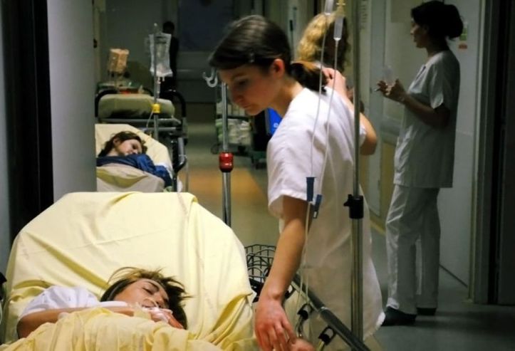 Hôpital - Urgence - Femme - Brancard